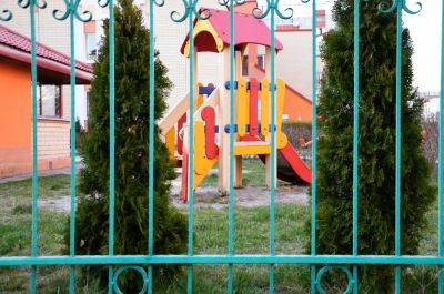Pokrycie kosztów wymiany ogrodzenia w przedszkolu z dotacji – uzasadnienie wydatku
