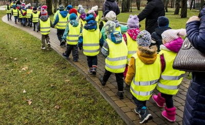 Warunki spacerowania z przedszkolakami można ustalić w statucie