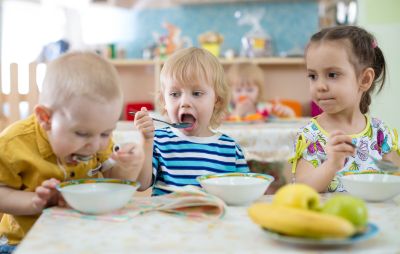 Bezpieczne posiłki w przedszkolu – jak kroić warzywa i owoce, aby minimalizować ryzyko zadławienia 